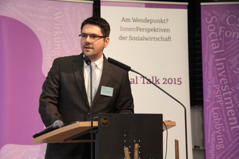 Begrüßung durch Prof. Dr. Michael Vilain (Geschäftsführender Direktor des IZGS). [Social Talk 2015] © Ehrig 