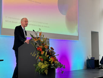 Prof. Dr. Uwe Becker (Präsident der Evangelischen Hochschule Darmstadt) wünscht den Forscherinnen und Forschern des 15. Internationalen NPO-Colloquiums 2024 zwei erkenntnisreiche Tage. | Foto: IZGS