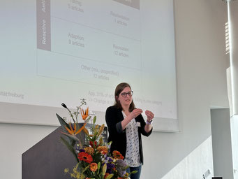 Vortrag von JProf. Dr. Marlene Walk (Albert–Ludwigs–Universität Freiburg) zum Thema "What’s COVID got to do with it? How the field has studied organizational change since the start of the pandemic". | Foto: IZGS 