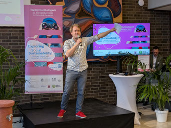 Moderation durch Marvin Meinold | Foto: IZGS