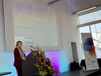 Keynote "Nachhaltigkeitsmanagement als Herausforderung für sozialwirtschaftliche NPOs" von Prof. Dr. Dorothea Greiling (Johannes Kepler Universität Linz - Institut für Public und Nonprofit Management) beim 15. Int. NPO-Colloquium 2024. | Foto:IZGS 
