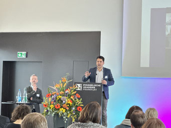 Vortrag von Prof. Dr. Michael Vilain (Institut für Zukunftsfragen der Gesundheits- und Sozialwirtschaft (IZGS) der EHD) zum Thema "Netzwerkanalyse als Instrument der Engagementforschung" beim 15. Internationalen NPO-Colloquium 2024. | Foto: IZGS