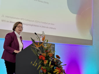 Ulrike Scherf (Stellvertretende Kirchenpräsidentin der Evangelischen Kirche in Hessen und Nassau) heißt die Teilnehmenden willkommen und zeigt die vielfältigen Verbindungen zw. Zivilgesellschaft und Kirche auf. | Foto: IZGS