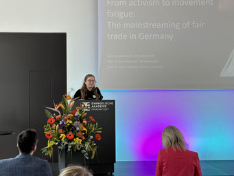 Vortrag von Vera Schwarzmann (EBS Universität für Wirtschaft und Recht - Impact Institute) zum Thema "From Activism to movement fatigue – Mainstreaming of fair trade in Germany" beim 15. Internationalen NPO-Colloquium 2024. | Foto: IZGS