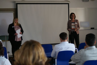 Carina Merth und Katharina Heinen (Hessisches Kultusministerium) beim II. Hessischen Engagementkongress 2021 an der Ev. Hochschule Darmstadt. | © Foto: S. Schlitt, EKKW