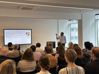 Vortrag von Prof. Dr. Markus Gmür (Universität Fribourg/Freiburg - Institut für Verbands-, Stiftungs- und Genossenschaftsmanagement (VMI)) zum Thema "Unternehmerische Führung und Zielerreichung in Wirtschafts- und Berufsverbänden". | Foto: IZGS 