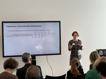 Vortrag von PD Dr. Florentine Maier (WU Wirtschaftsuniverstität Wien - Institut für Nonprofit Management) zum Thema "Nonprofit-Governance als Ermöglicher finanzielle Stabilität" beim 15. Internationalen NPO-Colloquium 2024. | Foto: IZGS 