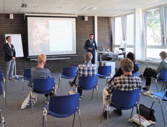 Leon Ries und Nicolas Ruegenberg (Hessischer Musikverband) beim II. Hessischen Engagementkongress 2021 an der Ev. Hochschule Darmstadt. | © Foto: S. Schlitt, EKKW