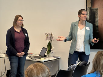 Vortrag von Tamara Morgenroth (Diakonisches Werk Region Kassel) und Maike Henningsen (Mission Leben gGmbH) zum Thema "Unterrepräsentanz von Frauen in Vorständen der Diakonie" beim 15. Internationalen NPO-Colloquium 2024. | Foto: IZGS 