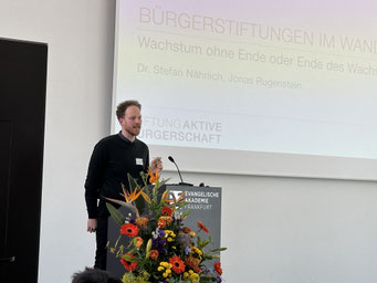 Vortrag von Jonas Rugenstein (Stiftung Aktive Bürgerschaft) zum Thema "Bürgerstiftungen im Wandel" beim 15. Internationalen NPO-Colloquium 2024. | Foto: IZGS