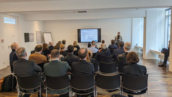 Vortrag von Julia Beideck (Universität zu Köln) zum Thema "Kulturgenossenschaften als Akteure des Dritten Sektors" beim 15. Internationalen NPO-Colloquium 2024. | Foto: IZGS 