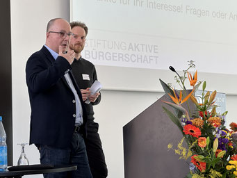 Vortrag von Dr. Stefan Nährlich und Jonas Rugenstein (Stiftung Aktive Bürgerschaft) zum Thema "Bürgerstiftungen im Wandel" beim 15. Internationalen NPO-Colloquium 2024. | Foto: IZGS