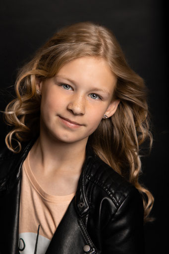 Kinderfeest fotoshoot voor een verjaardag in Oosterhout – meisjes beleven een echte modellen fotosessie met make-up.