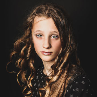 Kinderfeest fotoshoot voor een verjaardag in Oosterhout – meisjes beleven een echte modellen fotosessie met make-up.