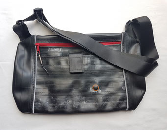 Marion Kienzle Upcycling & Design - Crossbody - Tasche - Umhängetasche - recycelt - Fahrradschlauch - Unikat - nachhaltig