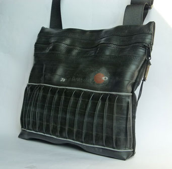 Marion Kienzle Upcycling & Design - Umhängetasche - Tasche - Struktur - recycelt - Fahrradschlauch - Unikat - nachhaltig