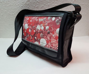Marion Kienzle Upcycling & Design - Messenger - Tasche - Umhängetasche - recycelt - Fahrradschlauch - Werbebanner -  Unikat - nachhaltig