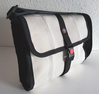 Marion Kienzle Upcycling & Design - Messenger - Tasche - Umhängetasche - recycelt - Feuerwehrschlauch - Unikat - nachhaltig