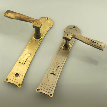 Nachguss von historischen Jugendstil Zimmertür Garnituren nach altem Türschild und alter Türklinke des Kunden. Echte Handarbeit aus massivem Messing. - nachguss.de