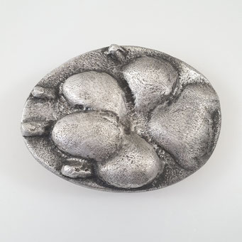 Gürtelschnalle aus Aluminium, individuell angefertigt nach dem Pfotenabdruck eines Hundes. - nachguss.de