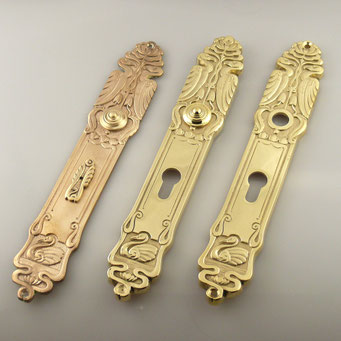 Nachguss von Türschildpaar aus Messing. Als Vorlage wurde ein altes Türschild des Kunden verwendet. Die Nachgüsse wurden für die Montage an einer Eingangstür vorbereitet: Schilder 8 mm dick, Verschraubung von innen. - nachguss.de