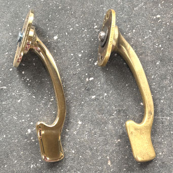 Original (rechts) und Nachguss (links) von Ziehgriff aus massivem Messing. Gefertigt im traditionellen Sandgussverfahren. - nachguss.de
