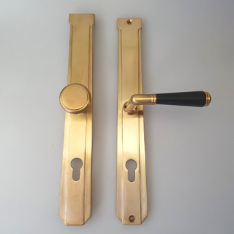 Nachguss von Jugendstil Schutzbeschlag nach historischem Kundenmuster. Handarbeit aus massivem Messing. - nachguss.de