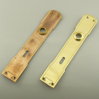 Nachguss von altem Türschild aus dem Jugendstil. Echte Handarbeit aus massivem Messing mit polierter Oberfläche. Links Original, rechts Nachguss - nachguss.de