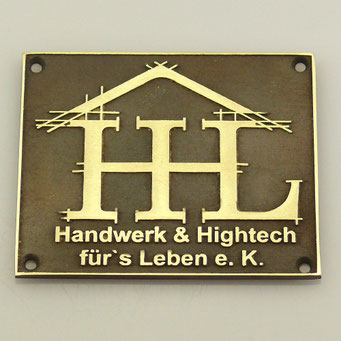 Anfertigung von Plaketten nach Kundenvorgaben. Das Modell haben wir nach einer Druckvorlage des Kunden gefertigt. Die Plaketten wurden aus massivem Messing gegossen, Oberfläche dunkel patiniert und partiell aufgehellt. - nachguss.de