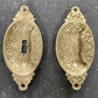Nachguss von historischer Schiebetürmuschel nach Kundenmuster. Handarbeit aus massivem Messing, nach Wunsch ohne Schlüssellochung. - nachguss.de