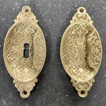 Nachguss von historischer Schiebetürmuschel nach Kundenmuster. Handarbeit aus massivem Messing, nach Wunsch ohne Schlüssellochung. - nachguss.de