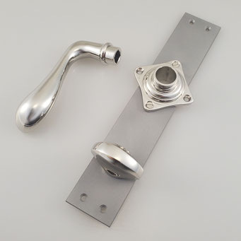 Nachfertigung von WC-Drückergarnituren nach Kundenmuster. Stahlschild mit Drückern, Rosetten und Riegel aus massivem Messing mit glänzend vernickelter Oberfläche. - nachguss.de