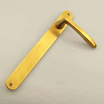 Anfertigung von Sonder-Türschild mit Drücker nach Kundenangaben. Gefertigt in Handarbeit aus massivem Messing. - nachguss.de