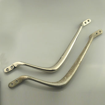 Anfertigung von Stoßgriffen nach Kundenmuster. Original aus Aluminium - Nachfertigung aus massivem Messing mit glänzend vernickelter Oberfläche. - nachguss.de