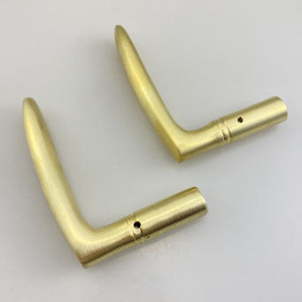 Nachguss von historischem Türdrücker nach Kundenmuster, Splintlochung nach Kundenwunsch. Handarbeit aus massivem Messing. - nachguss.de.