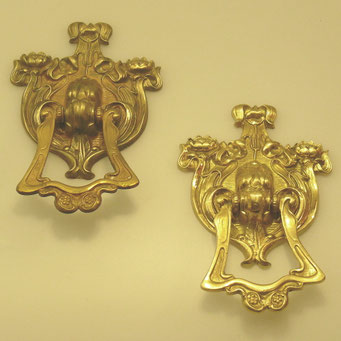Original und Nachguss von historischer Zugklingel. Handarbeit aus massivem Messing mit patinierter Oberfläche. - nachguss.de