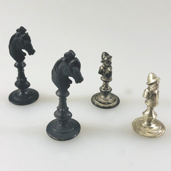 Nachguss von historischen Schachfiguren. Gefertigt aus massivem Neusilber in echter Handarbeit. Der Läufer wurde abschließend dunkel patiniert. - nachguss.de