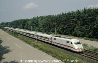 401 085 am 7.6.2002 bei Graben-Neudorf mit ICE 71 Hamburg - Basel / SBB