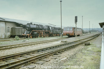 50 3576 im Bw Pirna neben 171 035. Auch am alten Güterschuppen wurden noch Waren umgeschlagen.