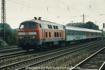 218 300 am 5.9.2002 in Wießloch-Walldorf mit einem Leerreisezug