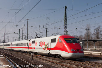 401 012 / 512 mit "Duplo-Werbung" am 3.3.2018 in Karlsruhe Hbf als ICE 108 Basel SBB - Köln Hbf.