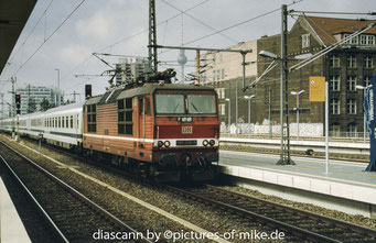 180 006 am 29.09.2002 mit EC Berlin - FFO - Warschau in Berlin Ostbahnhof
