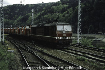 180 010 am 12.6.2002 in Schöna bei der Überführung von 10 Loks der BR 346 via CZ nach ??
