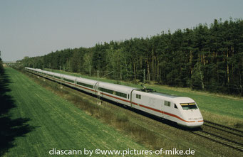 401 078 am 16.4.2003 bei Graben-Neudorf mit ICE 75 Hamburg - Zürich