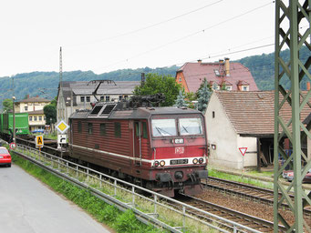 180 019 am 02.06.2007 durchfährt den Bahnhof Stadt Wehlen