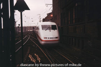 401 ?? verläßt am 2.4.1995 den Hauptbahnhof Hamburg.