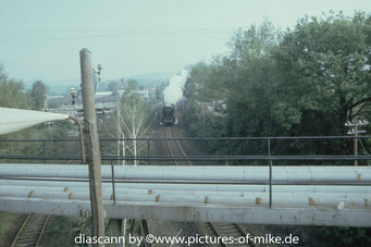 Der Zug passiert gerade das Einfahrsignal des Bahnhof Neustadt/Sa.