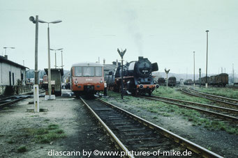 50 3576 im Bw Pirna neben 171 035. Seinerzeit war auf dem Güterbahnhof noch richtig was los und auch die Gleise der WAS (da wo die beiden Bunkerwagen stehen) waren noch im Betrieb.