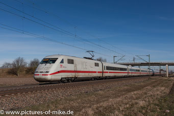 401 073 mit Aufkleber "25 ICE-Einsatz in der Schweiz" am 5.3.2018 bei Graben-Neudorf als ICE 275 Berlin-Ostbhf. - Interlaken-Ost