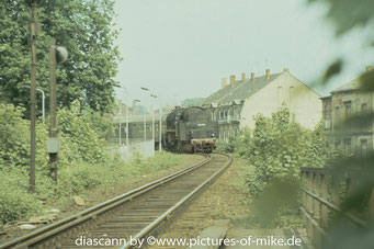 Bei der Einfahrt in den Bahnhof Pirna von der Elbbrücke kommend.